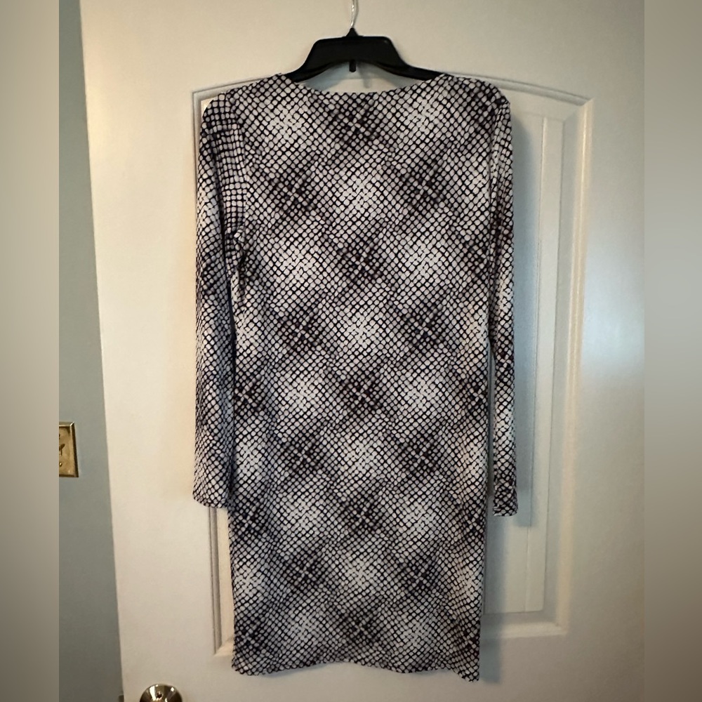 Vince Camuto Long sleeved black and white pattern dress size Medium